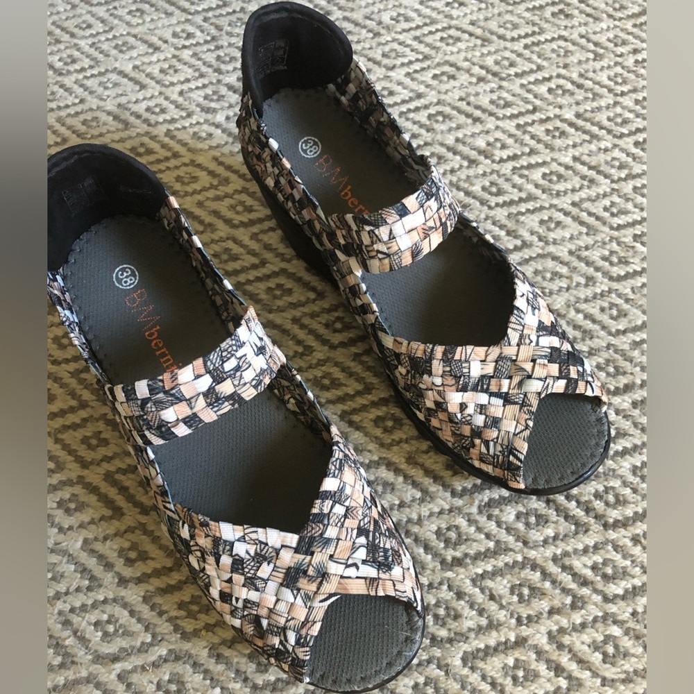 Bernie Mev woven wedge sandals women’s size 8
